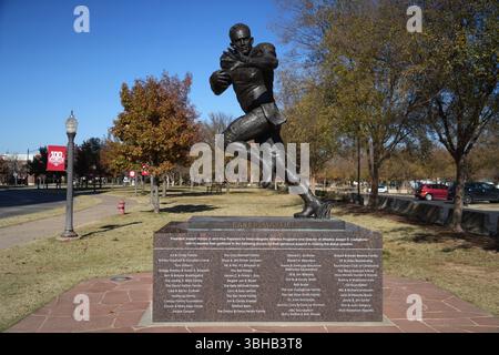 Une statue de l'ancien quarterback des Oklahoma Sooners Baker Mayfield dans Heisman Park sur le campus de l'Université d'Oklahoma, dimanche 1er décembre 2024, à Norman, Oklahoma. Banque D'Images