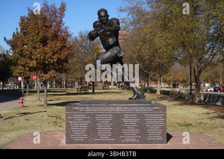 Une statue de l'ancien quarterback des Oklahoma Sooners Baker Mayfield dans Heisman Park sur le campus de l'Université d'Oklahoma, dimanche 1er décembre 2024, à Norman, Oklahoma. Banque D'Images