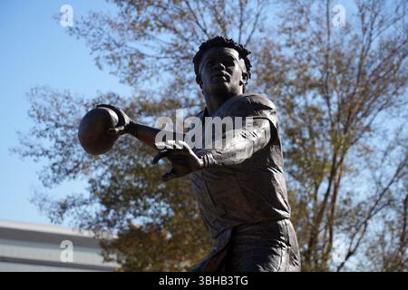 Une statue de l'ancien quarterback des Oklahoma Sooners Kyler Murray dans Heisman Park sur le campus de l'Université de l'Oklahoma, dimanche 1er décembre 2024, à Norman, Oklahoma. Banque D'Images