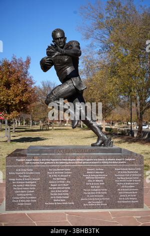 Une statue de l'ancien quarterback des Oklahoma Sooners Baker Mayfield dans Heisman Park sur le campus de l'Université d'Oklahoma, dimanche 1er décembre 2024, à Norman, Oklahoma. Banque D'Images