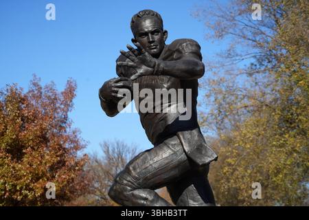 Une statue de l'ancien quarterback des Oklahoma Sooners Baker Mayfield dans Heisman Park sur le campus de l'Université d'Oklahoma, dimanche 1er décembre 2024, à Norman, Oklahoma. Banque D'Images