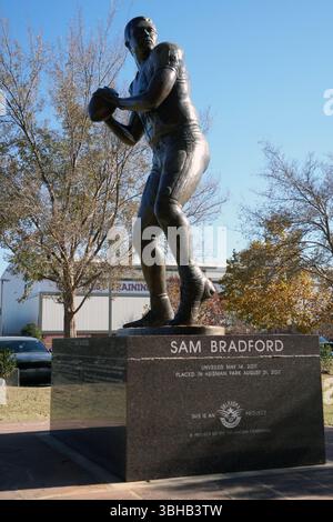 Une statue de l'ancien quarterback des Oklahoma Sooners Sam Bradford à Heisman Park sur le campus de l'Université d'Oklahoma, dimanche 1er décembre 2024, à Norman, Oklahoma. Banque D'Images