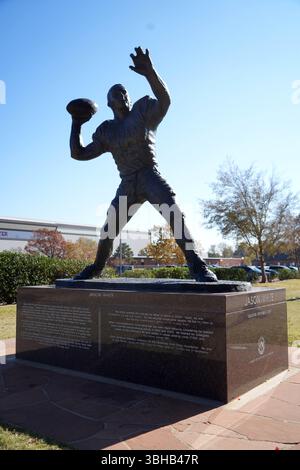 Une statue de l'ancien Oklahoma Sooners ancien quarterback Jason White dans Heisman Park sur le campus de l'Université d'Oklahoma, dimanche 1er décembre 2024, à Norman, Oklahoma. Banque D'Images