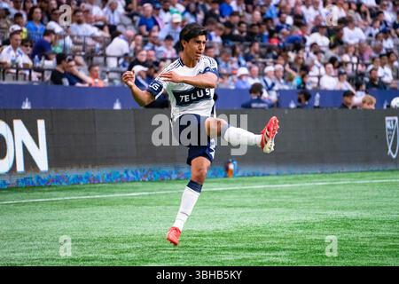 Vancouver, Canada. 08 juin 2025. Vancouver, Colombie-Britannique, Canada, 8 juin 2025 : Mathias Laborda (2 Vancouver Whitecaps FC) frappe le ballon lors du match de soccer de la Ligue majeure entre Vancouver Whitecaps FC et Seattle Sounders FC au BC place Stadium à Vancouver, Colombie-Britannique, Canada (USAGE ÉDITORIAL SEULEMENT). (Amy elle/SPP) crédit : photo de presse sportive SPP. /Alamy Live News Banque D'Images
