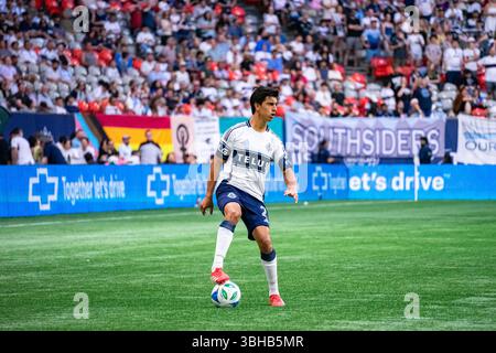 Vancouver, Canada. 08 juin 2025. Vancouver, Colombie-Britannique, Canada, 8 juin 2025 : Mathias Laborda (2 Vancouver Whitecaps FC) contrôle le ballon lors du match de football de la Ligue majeure entre Vancouver Whitecaps FC et Seattle Sounders FC au BC place Stadium à Vancouver, Colombie-Britannique, Canada (USAGE ÉDITORIAL SEULEMENT). (Amy elle/SPP) crédit : photo de presse sportive SPP. /Alamy Live News Banque D'Images