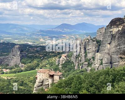 Monastères des Météores en Grèce, anciens monastères orthodoxes, formations rocheuses. Site classé au patrimoine mondial de l'UNESCO, superbe vue panoramique. Histoire grecque. Banque D'Images