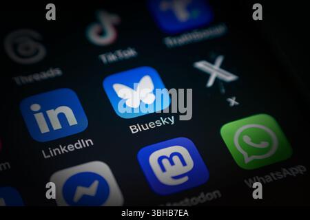 Antalya, Turquie - 5 juin 2025 : icône BlueSky App parmi les différentes icônes d'application sur l'écran du smartphone Banque D'Images