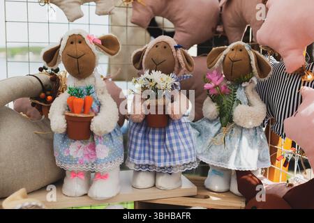 Poupées de chiffon exposées dans une boutique de cadeaux Banque D'Images