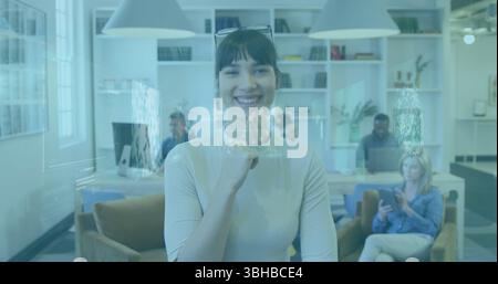 Image de l'interface infographique et dnx Helix sur femme d'affaires souriante avec divers collègues. Composite numérique, exposition multiple, génétique, globali Banque D'Images