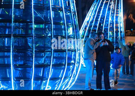 Sydney, Australia.8th juin 2025. Le soir du 8 juin 2025, heure locale, à Sydney, en Australie, les résidents se sont immergés dans des installations lumineuses interactives au Vivid Sydney Festival of Light, Music, and Ideas 2025. L’événement de cette année, sur le thème « Dream », se déroule du 23 mai au 14 juin 2025. Crédit : Bo Wenwen/China News Service/Alamy Live News Banque D'Images