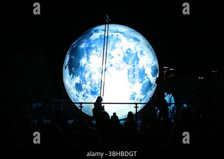Sydney, Australia.8th juin 2025. Le soir du 8 juin 2025, heure locale, à Sydney, en Australie, les résidents se sont immergés dans des installations lumineuses interactives au Vivid Sydney Festival of Light, Music, and Ideas 2025. L’événement de cette année, sur le thème « Dream », se déroule du 23 mai au 14 juin 2025. Crédit : Bo Wenwen/China News Service/Alamy Live News Banque D'Images