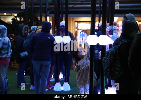 Sydney, Australia.8th juin 2025. Le soir du 8 juin 2025, heure locale, à Sydney, en Australie, les résidents se sont immergés dans des installations lumineuses interactives au Vivid Sydney Festival of Light, Music, and Ideas 2025. L’événement de cette année, sur le thème « Dream », se déroule du 23 mai au 14 juin 2025. Crédit : Bo Wenwen/China News Service/Alamy Live News Banque D'Images
