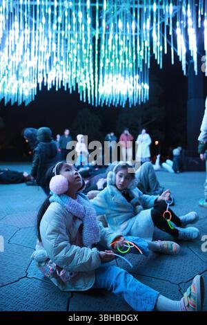 Sydney, Australia.8th juin 2025. Le soir du 8 juin 2025, heure locale, à Sydney, en Australie, les résidents se sont immergés dans des installations lumineuses interactives au Vivid Sydney Festival of Light, Music, and Ideas 2025. L’événement de cette année, sur le thème « Dream », se déroule du 23 mai au 14 juin 2025. Crédit : Bo Wenwen/China News Service/Alamy Live News Banque D'Images