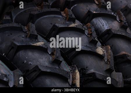 Gros plan des pneus de tracteur agricole, modèle de pneu de véhicule agricole, mise au point sélective Banque D'Images
