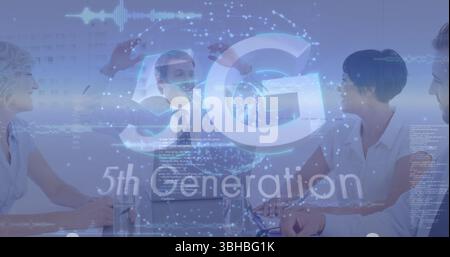 Image de 5g, texte de 5ème génération, globe sur des collègues multiraciaux discutant en réunion. Composite numérique, exposition multiple, travail d'équipe, affaires, gl Banque D'Images
