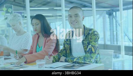 Image de l'interface infographique, hélice adn sur homme souriant travaillant avec divers collègues. Composite numérique, exposition multiple, molécule, rapports, d Banque D'Images