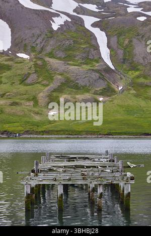 Paysage de montagne verdoyant et quai abandonné. Village de Siglufjordur. Islande. Banque D'Images