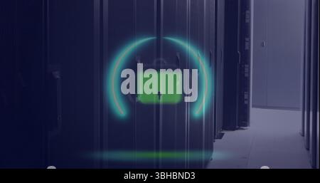 Image d'un cercle de néon avec cadenas au-dessus des serveurs. Informatique globale, réseau, données et concept technologique image générée numériquement. Banque D'Images