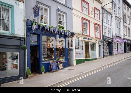 Une rangée de magasins le long de Flowergate à Whitby, y compris Sherlock's Coffee House. Banque D'Images