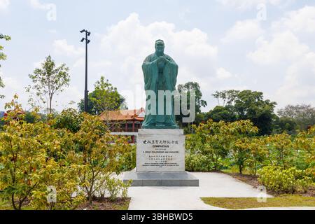 Statue du philosophe chinois Confucius, né Kong Qiu. Jardins chinois, Singapour Banque D'Images