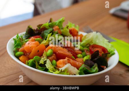 Saladier de saumon coloré avec légumes verts frais et edamame Banque D'Images