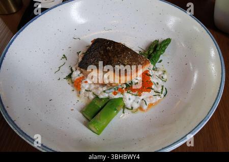Plat de saumon grillé avec asperges et couscous perlé Banque D'Images