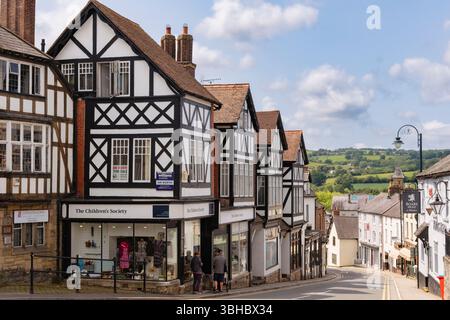Vue sur Clwyd Street surplombant Vale of Clwyd avec de vieux bâtiments à colombages dans la ville galloise. Ruthin (Rhuthun), Denbighshire, nord du pays de Galles, Royaume-Uni Banque D'Images
