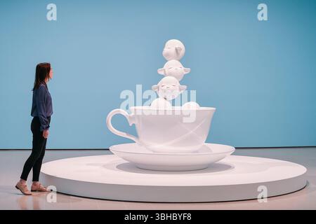 Londres, Royaume-Uni. 09 juin 2025. Personnel de la galerie avec 'Fontaine de vie', 2001/14/22. 'Yoshitomo Nara' est la première exposition solo britannique dans une galerie d'art publique par l'artiste japonais de premier plan. Couvrant quatre décennies de travail, l'exposition comprend des peintures et dessins récents, ainsi que des sculptures et des portraits emblématiques aux yeux larges qui prennent vie à travers de riches couches de couleurs. Dates : 10 juin - 31 août 2025. Crédit : Imageplotter/Alamy Live News Banque D'Images