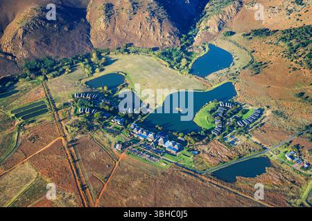 Vue aérienne des terres agricoles jouxtant une banlieue résidentielle dans la région d'Ekurhuleni, près de Johannesburg Banque D'Images