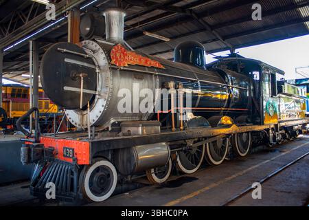 Locomotive à vapeur dans l'entrepôt de la gare de Rovos dans Capital Park à Pretoria Tshwane Afrique du Sud. Le train de luxe Rovos Rail voyageant betwe Banque D'Images