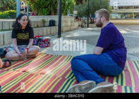 Haïfa, Israël - 07 juin 2025 : un groupe debout ensemble effectue un cercle de discussion avant une marche de protestation. Haïfa, Israël Banque D'Images
