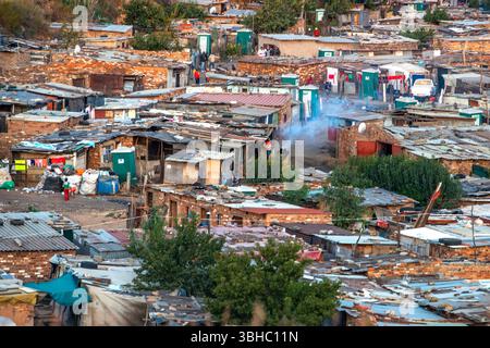Un aperçu d'un bidonville de bidonville à Soweto, Johannesburg, Afrique du Sud à partir d'un chemin de fer voisin. Banque D'Images