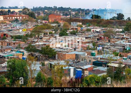 Un aperçu d'un bidonville de bidonville à Soweto, Johannesburg, Afrique du Sud à partir d'un chemin de fer voisin. Banque D'Images