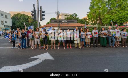 Haïfa, Israël - 07 juin 2025 : des personnes protestent contre les enfants tués à Gaza, lors d'un rassemblement de protestation à Haïfa, Israël Banque D'Images
