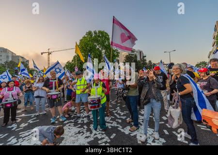 Haïfa, Israël - 07 juin 2025 : cercle de batteurs, avec un jet symbolique d'argent qatari, dans le cadre d'un rassemblement de protestation à Haïfa, Israël Banque D'Images