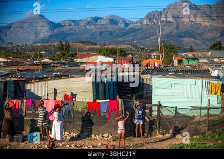 Un aperçu d'un bidonville de bidonville à Soweto, Johannesburg, Afrique du Sud à partir d'un chemin de fer voisin. Banque D'Images