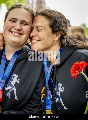 ROTTERDAM - les participants au Roparun, une course de relais pour la charité, terminent sur la Binnenrotte. Les équipes participantes ont parcouru plus de cinq cents kilomètres pendant le week-end Whitsun. Ce faisant, ils ont recueilli des fonds pour des projets visant à rendre la vie des patients atteints de cancer plus supportable. ANP ROBIN UTRECHT pays-bas Out - belgique Out Banque D'Images