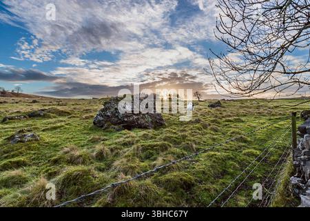 Grand rocher de quartz dans le champ à côté de Dirtlow Rake à Pindale près de Castleton, avec un ciel bleu spectaculaire Banque D'Images