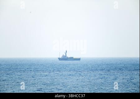 Nice, France. 9 juin 2025. Navire Greenpeace retardé par les autorités alors qu’il arrivait au port de Nice pour l’ouverture de la troisième Conférence des Nations Unies sur les océans (ONU3) qui aura lieu à Nice du 9 au 13 juin 2025. Crédit : Fausto Marci/Alamy Live News Banque D'Images