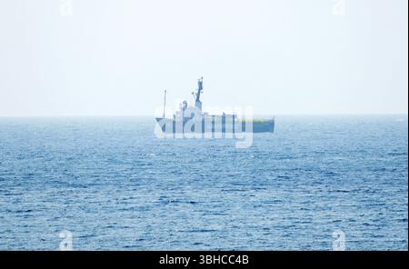 Nice, France. 9 juin 2025. Navire Greenpeace retardé par les autorités alors qu’il arrivait au port de Nice pour l’ouverture de la troisième Conférence des Nations Unies sur les océans (ONU3) qui aura lieu à Nice du 9 au 13 juin 2025. Crédit : Fausto Marci/Alamy Live News Banque D'Images