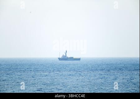 Nice, France. 9 juin 2025. Navire Greenpeace retardé par les autorités alors qu’il arrivait au port de Nice pour l’ouverture de la troisième Conférence des Nations Unies sur les océans (ONU3) qui aura lieu à Nice du 9 au 13 juin 2025. Crédit : Fausto Marci/Alamy Live News Banque D'Images