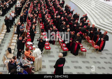 Cité du Vatican, Cité du Vatican. 09 juin 2025. Cité du Vatican, Cité du Vatican, 9 juin 2025. Le Pape Léon XIV arrive pour une méditation en présence de sœur Maria Gloria Riva, non vue, à l’occasion du Jubilé du Saint-Siège dans la salle Paul VI du Vatican. Crédit : Riccardo de Luca - Actualiser les images/Alamy Live News Banque D'Images