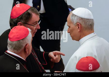 Cité du Vatican. 09 juin 2025. Cité du Vatican, Cité du Vatican, 9 juin 2025. Le Pape Léon XIV salue le cardinal Christophe Pierre, parti, à son arrivée pour une méditation en présence de sœur Maria Gloria Riva, non vue, à l’occasion du Jubilé du Saint-Siège dans la salle Paul VI du Vatican. Crédit : Riccardo de Luca - Actualiser les images/Alamy Live News Banque D'Images