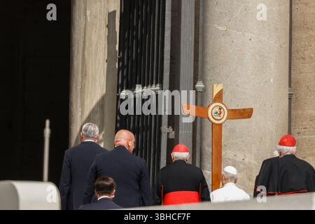 Cité du Vatican. 09 juin 2025. Cité du Vatican, Cité du Vatican, 9 juin 2025. Le pape Léon XIV porte la croix alors qu'il conduit une procession à la basilique de Pierre avec prélats et fidèles à l'occasion du Jubilé du Saint-Siège. Crédit : Riccardo de Luca - Actualiser les images/Alamy Live News Banque D'Images