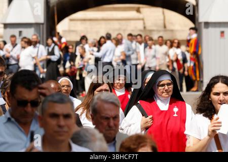 Cité du Vatican, Cité du Vatican. 09 juin 2025. Cité du Vatican, Cité du Vatican, 9 juin 2025. Les fidèles arrivent en procession à la basilique de PeterÕs pour une messe célébrée par le pape Léon XIV, non vue, à l'occasion du Jubilé du Saint-Siège. Crédit : Riccardo de Luca - Actualiser les images/Alamy Live News Banque D'Images