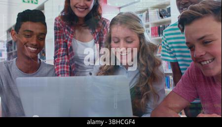 Image d'un étudiant multiracial discutant à l'aide d'un ordinateur portable au-dessus du globe, d'une table de négociation et d'un graphique. Composite numérique, exposition multiple, investissement, éducation, Banque D'Images