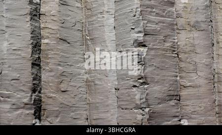Des colonnes de basalte exceptionnelles s’élèvent de façon spectaculaire le long des rives du canyon Studlagil en Islande. Les motifs captivants mettent en valeur l'art de la nature, attirant les aventuriers vers ce paysage à couper le souffle. Banque D'Images