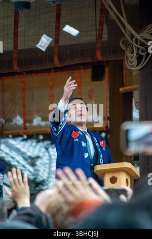 Lancement de haricots lors du festival Setsubun au sanctuaire Yasaka à Kyoto, Japon Banque D'Images