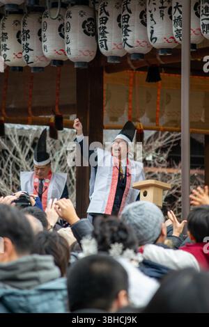 Lancement de haricots lors du festival Setsubun au sanctuaire Yasaka à Kyoto, Japon Banque D'Images