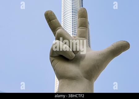 VICTOIRE sculpture D'AMOUR dans Burj Park. Dubaï, Émirats arabes Unis - 1 nov 2023 Banque D'Images